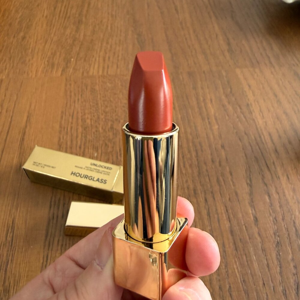 NEW Hourglass Unlocked Satin Creme Lipstick in Sahara (310)
